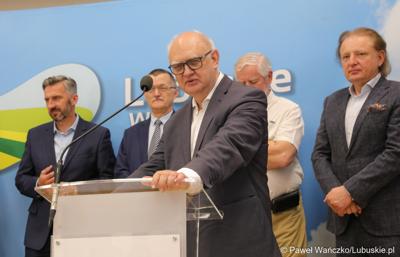 Uczestnicy konferencji prasowej na temat “Możliwości i kierunki rozwoju Parku Technologii Kosmicznych. Przy mikrofonie prof. UZ, dyrektor zielonogórskiego oddziału CBK PAN prof. Marek Banaszkiewicz.