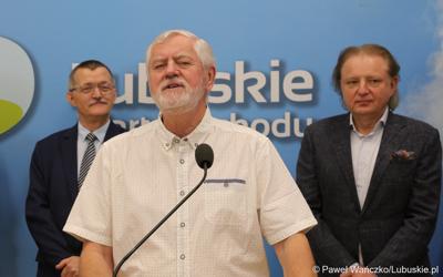Uczestnicy konferencji prasowej na temat “Możliwości i kierunki rozwoju Parku Technologii Kosmicznych. Przy mikrofonie b. dyrektor ds. robotyzacji NASA prof. Alexander Nawrocki.