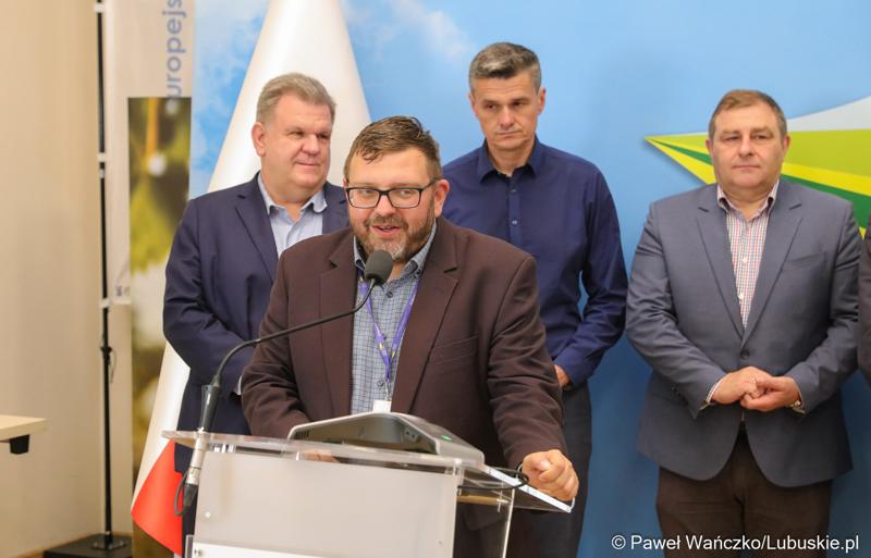 Uczestnicy konferencji prasowej na temat “Możliwości i kierunki rozwoju Parku Technologii Kosmicznych. Przy mikrofonie dyr Departamentu Rozwoju i innowacji UMWL Jarosław Flakowski