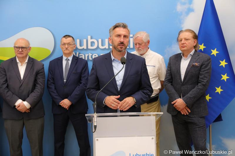 Uczestnicy konferencji prasowej na temat “Możliwości i kierunki rozwoju Parku Technologii Kosmicznych. Przy mikrofonie Poseł na Sejm RP Waldemar Sługocki.
