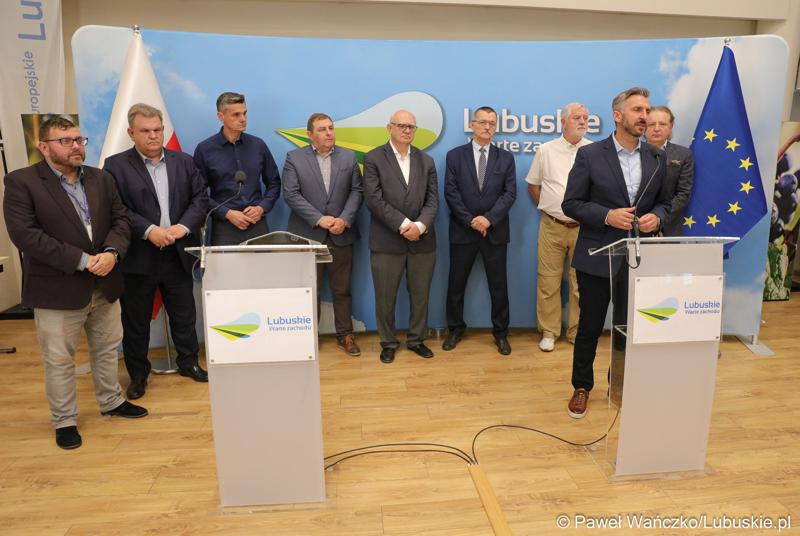 Uczestnicy konferencji prasowej na temat “Możliwości i kierunki rozwoju Parku Technologii Kosmicznych. Przy mikrofonie Poseł na Sejm RP Waldemar Sługocki