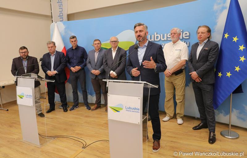Uczestnicy konferencji prasowej na temat “Możliwości i kierunki rozwoju Parku Technologii Kosmicznych: Posłowie na Sejm RP Waldemar Sługocki (przy mikrofonie) i Bogusław Wontor, Prorektor ds. Rozwoju i Finansów UZ dr hab. inż. Andrzej Pieczyński, prof. UZ, dyrektor zielonogórskiego oddziału CBK PAN prof. Marek Banaszkiewicz, b. dyrektor ds. robotyzacji NASA prof. Alexander Nawrocki, prezes zarządu Hertz New Technologies Zygmunt Rafał Trzaskowski oraz radni Województwa Lubuskiego Sebastian Ciemnoczołowski i Grzegorz Potęga.