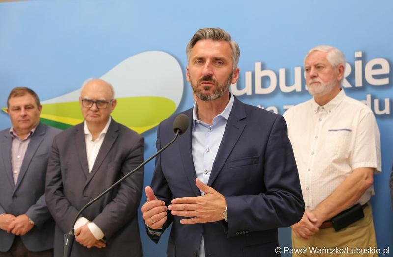 Uczestnicy konferencji prasowej na temat “Możliwości i kierunki rozwoju Parku Technologii Kosmicznych. Przy mikrofonie Poseł na Sejm RP Waldemar Sługocki.