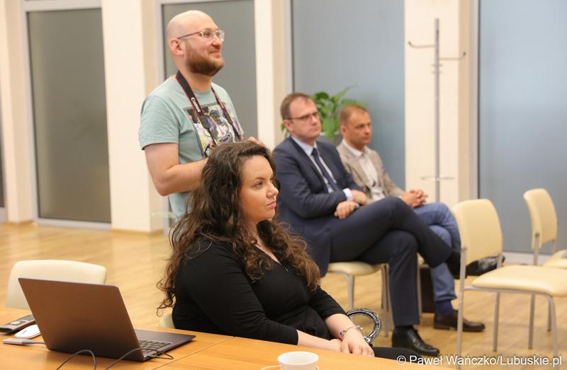 Uczestnicy konferencji prasowej na temat “Możliwości i kierunki rozwoju Parku Technologii Kosmicznych. W konferencji wzięli udział: Posłowie na Sejm RP Waldemar Sługocki i Bogusław Wontor, Prorektor ds. Rozw