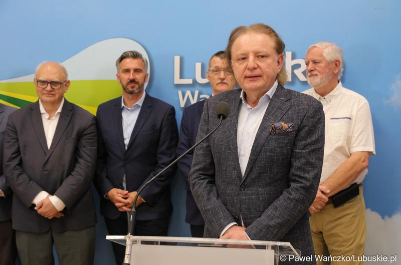 Uczestnicy konferencji prasowej na temat “Możliwości i kierunki rozwoju Parku Technologii Kosmicznych. Przy mikrofonie prezes zarządu Hertz New Technologies Zygmunt Rafał Trzaskowski.