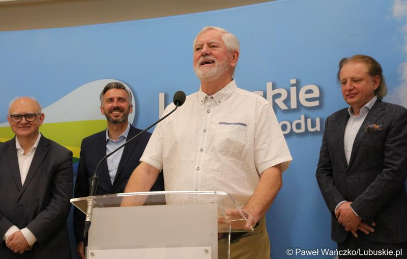 Uczestnicy konferencji prasowej na temat “Możliwości i kierunki rozwoju Parku Technologii Kosmicznych. Przy mikrofonie b. dyrektor ds. robotyzacji NASA prof. Alexander Nawrocki.