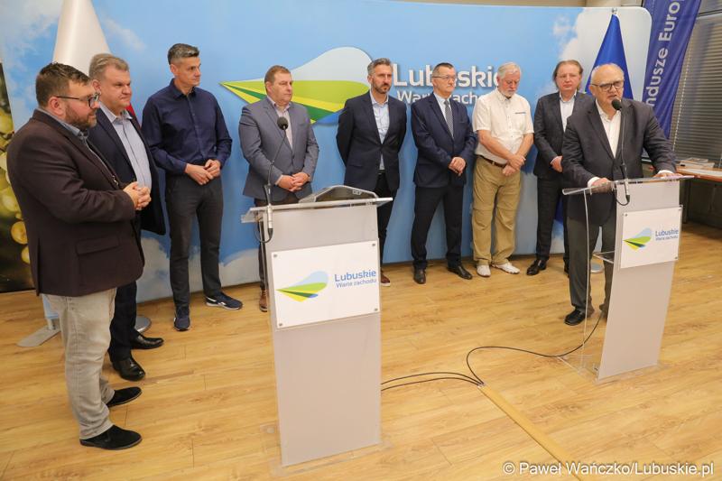 Uczestnicy konferencji prasowej na temat “Możliwości i kierunki rozwoju Parku Technologii Kosmicznych. Przy mikrofonie prof. UZ, dyrektor zielonogórskiego oddziału CBK PAN prof. Marek Banaszkiewicz.