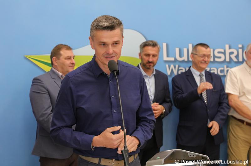 Uczestnicy konferencji prasowej na temat “Możliwości i kierunki rozwoju Parku Technologii Kosmicznych. Przy mikrofonie radny Województwa Lubuskiego Sebastian Ciemnoczołowski.