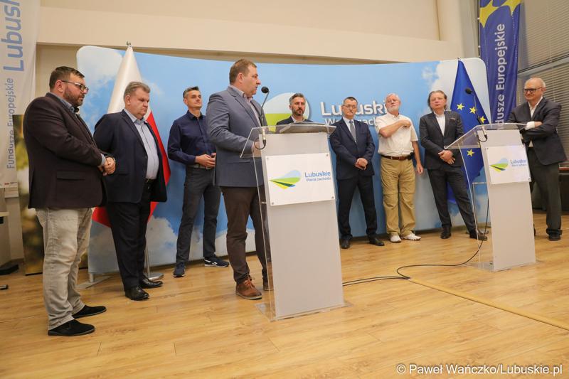 Uczestnicy konferencji prasowej na temat “Możliwości i kierunki rozwoju Parku Technologii Kosmicznych. Przy mikrofonie radny Województwa Lubuskiego Grzegorz Potęga.