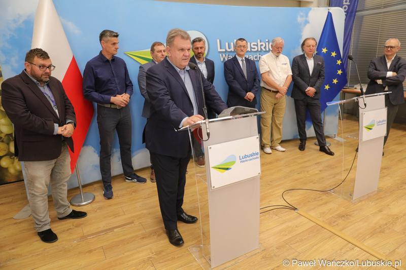 Uczestnicy konferencji prasowej na temat “Możliwości i kierunki rozwoju Parku Technologii Kosmicznych. Przy mikrofonie Poseł na Sejm RP Bogusław Wontor.