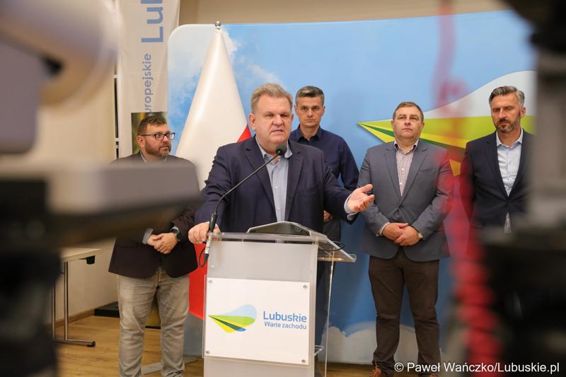 Uczestnicy konferencji prasowej na temat “Możliwości i kierunki rozwoju Parku Technologii Kosmicznych. Przy mikrofonie Poseł na Sejm RP Bogusław Wontor.