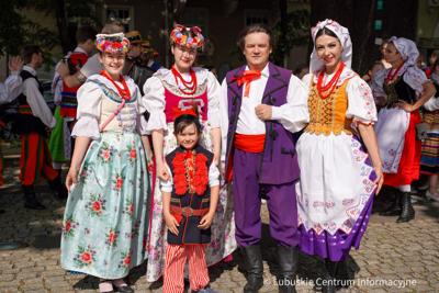 Barwnym, rozśpiewanym korowodem ulicami Zielonej Góry rozpoczął się w środę, 5 lipca 2023 r. Międzynarodowy Festiwal Folkloru „Oblicza Tradycji”