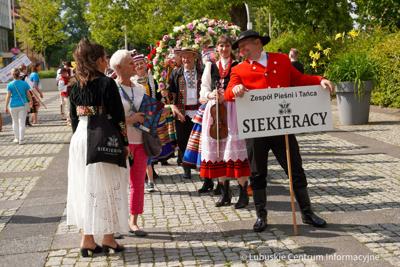 Barwnym, rozśpiewanym korowodem ulicami Zielonej Góry rozpoczął się w środę, 5 lipca 2023 r. Międzynarodowy Festiwal Folkloru „Oblicza Tradycji”