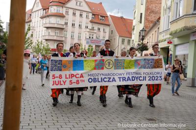 Barwnym, rozśpiewanym korowodem ulicami Zielonej Góry rozpoczął się w środę, 5 lipca 2023 r. Międzynarodowy Festiwal Folkloru „Oblicza Tradycji”