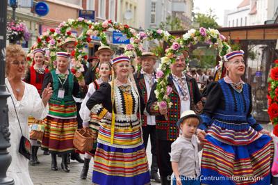 Barwnym, rozśpiewanym korowodem ulicami Zielonej Góry rozpoczął się w środę, 5 lipca 2023 r. Międzynarodowy Festiwal Folkloru „Oblicza Tradycji”