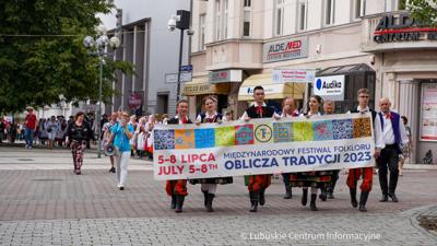 Barwnym, rozśpiewanym korowodem ulicami Zielonej Góry rozpoczął się w środę, 5 lipca 2023 r. Międzynarodowy Festiwal Folkloru „Oblicza Tradycji”