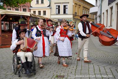 Barwnym, rozśpiewanym korowodem ulicami Zielonej Góry rozpoczął się w środę, 5 lipca 2023 r. Międzynarodowy Festiwal Folkloru „Oblicza Tradycji”
