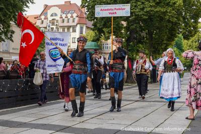 Barwnym, rozśpiewanym korowodem ulicami Zielonej Góry rozpoczął się w środę, 5 lipca 2023 r. Międzynarodowy Festiwal Folkloru „Oblicza Tradycji”