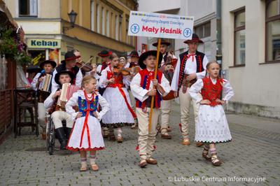 Barwnym, rozśpiewanym korowodem ulicami Zielonej Góry rozpoczął się w środę, 5 lipca 2023 r. Międzynarodowy Festiwal Folkloru „Oblicza Tradycji”