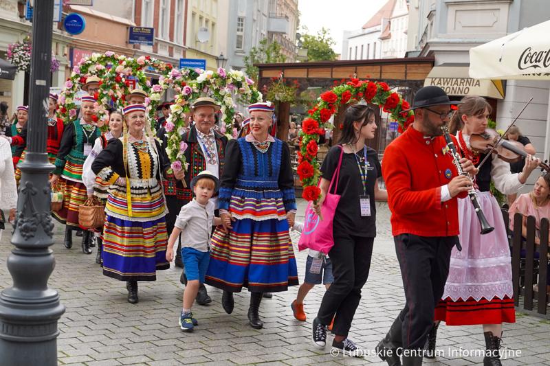 Barwnym, rozśpiewanym korowodem ulicami Zielonej Góry rozpoczął się w środę, 5 lipca 2023 r. Międzynarodowy Festiwal Folkloru „Oblicza Tradycji”