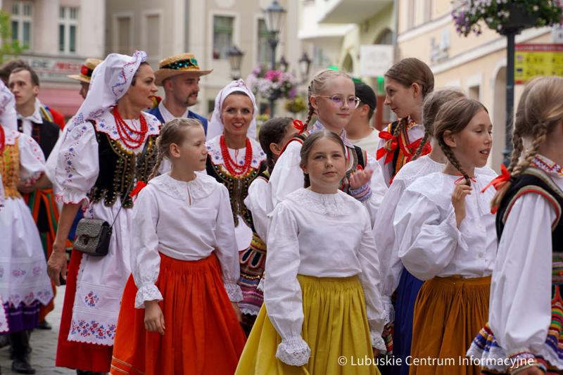 Barwnym, rozśpiewanym korowodem ulicami Zielonej Góry rozpoczął się w środę, 5 lipca 2023 r. Międzynarodowy Festiwal Folkloru „Oblicza Tradycji”