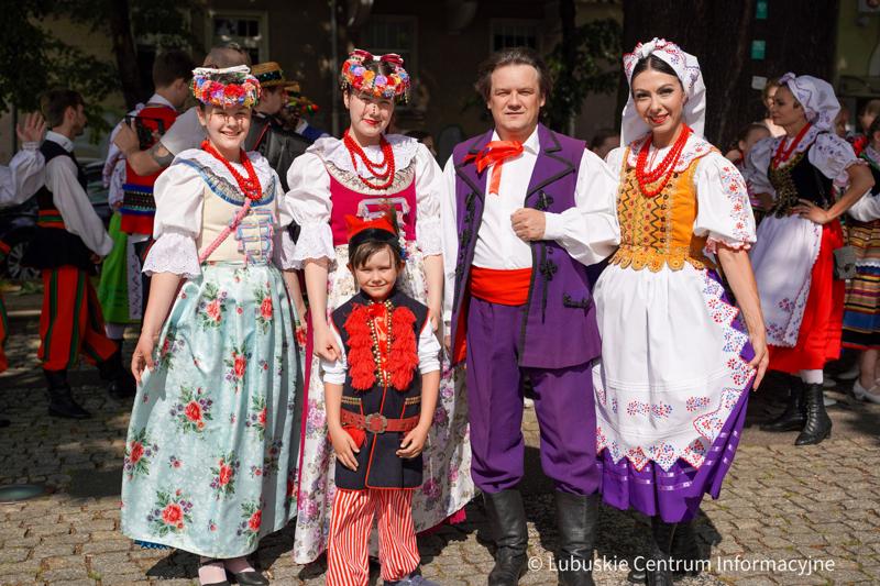 Barwnym, rozśpiewanym korowodem ulicami Zielonej Góry rozpoczął się w środę, 5 lipca 2023 r. Międzynarodowy Festiwal Folkloru „Oblicza Tradycji”