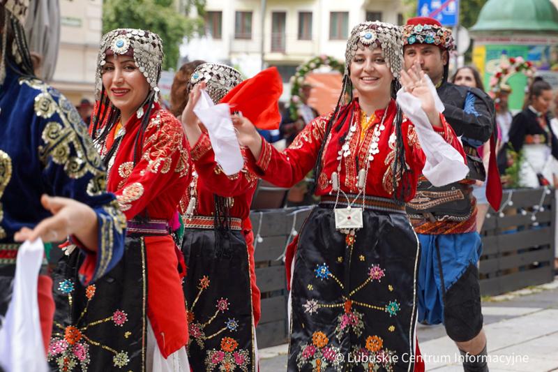 Barwnym, rozśpiewanym korowodem ulicami Zielonej Góry rozpoczął się w środę, 5 lipca 2023 r. Międzynarodowy Festiwal Folkloru „Oblicza Tradycji”