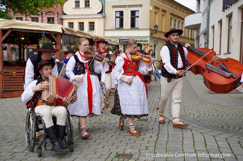 Barwnym, rozśpiewanym korowodem ulicami Zielonej Góry rozpoczął się w środę, 5 lipca 2023 r. Międzynarodowy Festiwal Folkloru „Oblicza Tradycji”