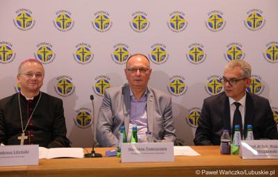 Podczas konferencji prasowej w parafii pw. Ducha Świętego w Zielonej Górze wicemarszałek Stanisław Tomczyszyn (w środku) podkreślał, że cieszy się, że te kilkaset osób przybyło do regionu lubuskiego. To są osoby, które otrzymują wsparcie z fundacji "Dzieło Nowego Tysiąclecia". Z lewej bp. Tadeusz Lityński – ordynariusz zielonogórsko-gorzowski,  z prawej prof. dr hab. Wojciech Strzyżewski – Rektor Uniwersytetu Zielonogórskiego.