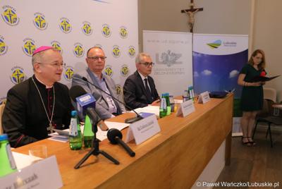 Od lewej: bp. Tadeusz Lityński – ordynariusz zielonogórsko-gorzowski,  wicemarszałek woj. lubuskiego Stanisław Tomczyszyn oraz prof. dr hab. Wojciech Strzyżewski – Rektor Uniwersytetu Zielonogórskiego