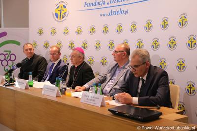 Od lewej; ks. Dariusz Kowalczyk – przewodniczący Zarządu Fundacji „Dzieło Nowego Tysiąclecia”, przewodniczący Rady Miasta Zielona Góra, bp. Tadeusz Lityński – ordynariusz zielonogórsko-gorzowski, Wicemarszałek Województwa Lubuskiego Stanisław Tomczyszyn oraz prof. dr hab. Wojciech Strzyżewski – Rektor Uniwersytetu Zielonogórskiego.