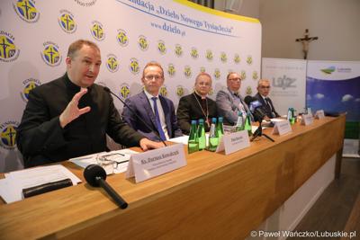 Od lewej; ks. Dariusz Kowalczyk – przewodniczący Zarządu Fundacji „Dzieło Nowego Tysiąclecia”, przewodniczący Rady Miasta Zielona Góra, bp. Tadeusz Lityński – ordynariusz zielonogórsko-gorzowski, Wicemarszałek Województwa Lubuskiego Stanisław Tomczyszyn oraz prof. dr hab. Wojciech Strzyżewski – Rektor Uniwersytetu Zielonogórskiego.