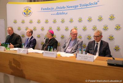 Podczas konferencji prasowej w parafii pw. Ducha Świętego w Zielonej Górze wicemarszałek Stanisław Tomczyszyn (drugi z prawej) podkreślał, że cieszy się, że te kilkaset osób przybyło do regionu lubuskiego. To są osoby, które otrzymują wsparcie z fundacji "Dzieło Nowego Tysiąclecia". Od lewej; ks. Dariusz Kowalczyk – przewodniczący Zarządu Fundacji „Dzieło Nowego Tysiąclecia”, przewodniczący Rady Miasta Zielona Góra, bp. Tadeusz Lityński – ordynariusz zielonogórsko-gorzowski oraz z prawej prof. dr hab. Wojciech Strzyżewski – Rektor Uniwersytetu Zielonogórskiego.