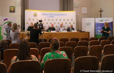 Uczestnicy konferencji prasowej w parafii pw. Ducha Świętego w Zielonej Górze