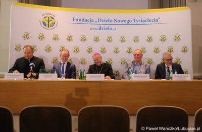 Od lewej; ks. Dariusz Kowalczyk – przewodniczący Zarządu Fundacji „Dzieło Nowego Tysiąclecia”, przewodniczący Rady Miasta Zielona Góra, bp. Tadeusz Lityński – ordynariusz zielonogórsko-gorzowski, Wicemarszałek Województwa Lubuskiego Stanisław Tomczyszyn oraz prof. dr hab. Wojciech Strzyżewski – Rektor Uniwersytetu Zielonogórskiego.