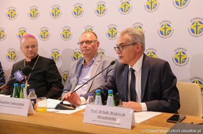 Od lewej: bp. Tadeusz Lityński – ordynariusz zielonogórsko-gorzowski,  wicemarszałek woj. lubuskiego Stanisław Tomczyszyn oraz prof. dr hab. Wojciech Strzyżewski – Rektor Uniwersytetu Zielonogórskiego