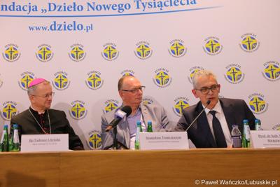 Od lewej: bp. Tadeusz Lityński – ordynariusz zielonogórsko-gorzowski,  wicemarszałek woj. lubuskiego Stanisław Tomczyszyn oraz prof. dr hab. Wojciech Strzyżewski – Rektor Uniwersytetu Zielonogórskiego