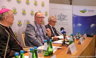 Podczas konferencji prasowej w parafii pw. Ducha Świętego w Zielonej Górze wicemarszałek Stanisław Tomczyszyn podkreślał, że cieszy się, że te kilkaset osób przybyło do regionu lubuskiego. To są osoby, które otrzymują wsparcie z fundacji "Dzieło Nowego Tysiąclecia".
