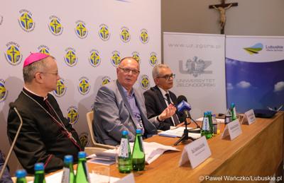 Podczas konferencji prasowej w parafii pw. Ducha Świętego w Zielonej Górze wicemarszałek Stanisław Tomczyszyn (w środku) podkreślał, że cieszy się, że te kilkaset osób przybyło do regionu lubuskiego. To są osoby, które otrzymują wsparcie z fundacji "Dzieło Nowego Tysiąclecia". Z lewej bp. Tadeusz Lityński – ordynariusz zielonogórsko-gorzowski,  z prawej prof. dr hab. Wojciech Strzyżewski – Rektor Uniwersytetu Zielonogórskiego.