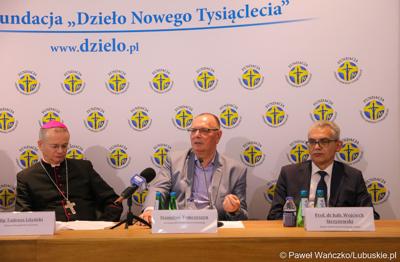 Podczas konferencji prasowej w parafii pw. Ducha Świętego w Zielonej Górze wicemarszałek Stanisław Tomczyszyn (w środku) podkreślał, że cieszy się, że te kilkaset osób przybyło do regionu lubuskiego. To są osoby, które otrzymują wsparcie z fundacji "Dzieło Nowego Tysiąclecia". Z lewej bp. Tadeusz Lityński – ordynariusz zielonogórsko-gorzowski,  z prawej prof. dr hab. Wojciech Strzyżewski – Rektor Uniwersytetu Zielonogórskiego.