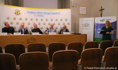 Podczas konferencji prasowej w parafii pw. Ducha Świętego w Zielonej Górze wicemarszałek Stanisław Tomczyszyn  (drugi z prawej) podkreślał, że cieszy się, że te kilkaset osób przybyło do regionu lubuskiego. To są osoby, które otrzymują wsparcie z fundacji "Dzieło Nowego Tysiąclecia".