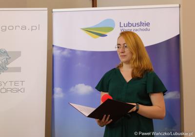 Prowadząca konferencję prasową w parafii pw. Ducha Świętego w Zielonej Górze
