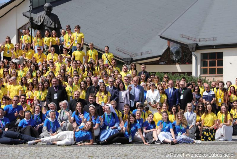 W dniach 5-11 lipca 2023 r. na terenie naszego województwa odbywa się obóz integracyjno-formacyjny stypendystów Fundacji „Dzieło Nowego Tysiąclecia". W wydarzeniu weźmie udział 500 studentów, zrzeszonych w 16 wspólnotach akademickich, a uczących się w 50 miastach w Polsce.