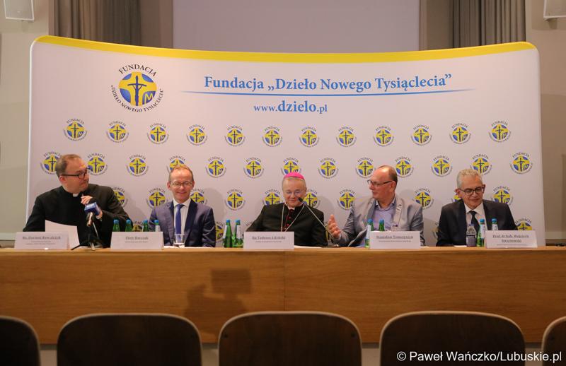 Podczas konferencji prasowej w parafii pw. Ducha Świętego w Zielonej Górze wicemarszałek Stanisław Tomczyszyn (drugi z prawej) podkreślał, że cieszy się, że te kilkaset osób przybyło do regionu lubuskiego. To są osoby, które otrzymują wsparcie z fundacji "Dzieło Nowego Tysiąclecia". Od lewej; ks. Dariusz Kowalczyk – przewodniczący Zarządu Fundacji „Dzieło Nowego Tysiąclecia”, przewodniczący Rady Miasta Zielona Góra, bp. Tadeusz Lityński – ordynariusz zielonogórsko-gorzowski oraz z prawej prof. dr hab. Wojciech Strzyżewski – Rektor Uniwersytetu Zielonogórskiego.