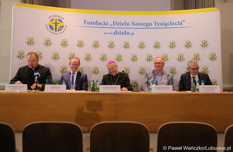 Od lewej; ks. Dariusz Kowalczyk – przewodniczący Zarządu Fundacji „Dzieło Nowego Tysiąclecia”, przewodniczący Rady Miasta Zielona Góra, bp. Tadeusz Lityński – ordynariusz zielonogórsko-gorzowski, Wicemarszałek Województwa Lubuskiego Stanisław Tomczyszyn oraz prof. dr hab. Wojciech Strzyżewski – Rektor Uniwersytetu Zielonogórskiego.