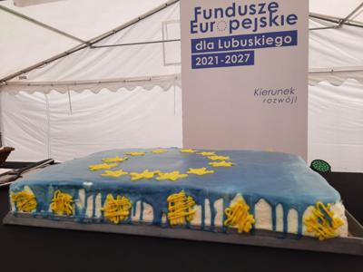 W niedzielę 9 lipca 2023 r. na rynku przy międzyrzeckim ratuszu między 12,00 a 16.00 można było dowiedzieć się, jakie inwestycje zostały i zostaną zrealizowane ze środków unijnych, zjeść pyszny tort i zrobić podstawowe badania