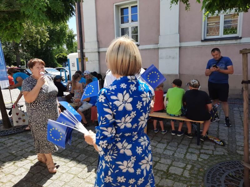 W niedzielę 9 lipca 2023 r. na rynku przy międzyrzeckim ratuszu między 12,00 a 16.00 można było dowiedzieć się, jakie inwestycje zostały i zostaną zrealizowane ze środków unijnych, zjeść pyszny tort i zrobić podstawowe badania