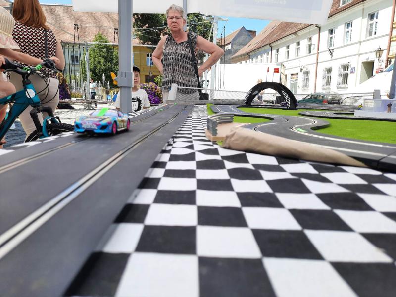 W niedzielę 9 lipca 2023 r. na rynku przy międzyrzeckim ratuszu między 12,00 a 16.00 można było dowiedzieć się, jakie inwestycje zostały i zostaną zrealizowane ze środków unijnych, zjeść pyszny tort i zrobić podstawowe badania
