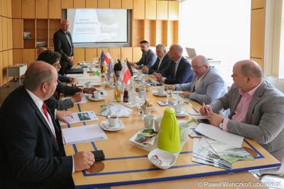  Delegacja z województwa lubuskiego pod przewodnictwem członka zarządu woj. lubuskiego Marcina Jabłońskiego spotkała się (12 lipca 2023 r.) w Neuhardenbergu z Gundolfem Schülke, dyrektorem zarządzającym Izby Przemysłowo-Handlowej Wschodniej Brandenburgii, Gernotem Schmidtem, starostą powiatu Märkisch Oderland oraz Uwe Hädicke, dyrektorem zarządzającym/prezesem lotniska w Neuhardenbergu, aby omówić, w jaki sposób można to zrealizować.