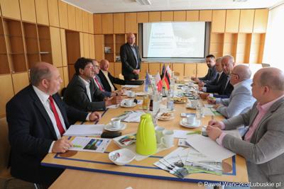  Delegacja z województwa lubuskiego pod przewodnictwem członka zarządu woj. lubuskiego Marcina Jabłońskiego spotkała się (12 lipca 2023 r.) w Neuhardenbergu z Gundolfem Schülke, dyrektorem zarządzającym Izby Przemysłowo-Handlowej Wschodniej Brandenburgii, Gernotem Schmidtem, starostą powiatu Märkisch Oderland oraz Uwe Hädicke, dyrektorem zarządzającym/prezesem lotniska w Neuhardenbergu, aby omówić, w jaki sposób można to zrealizować.